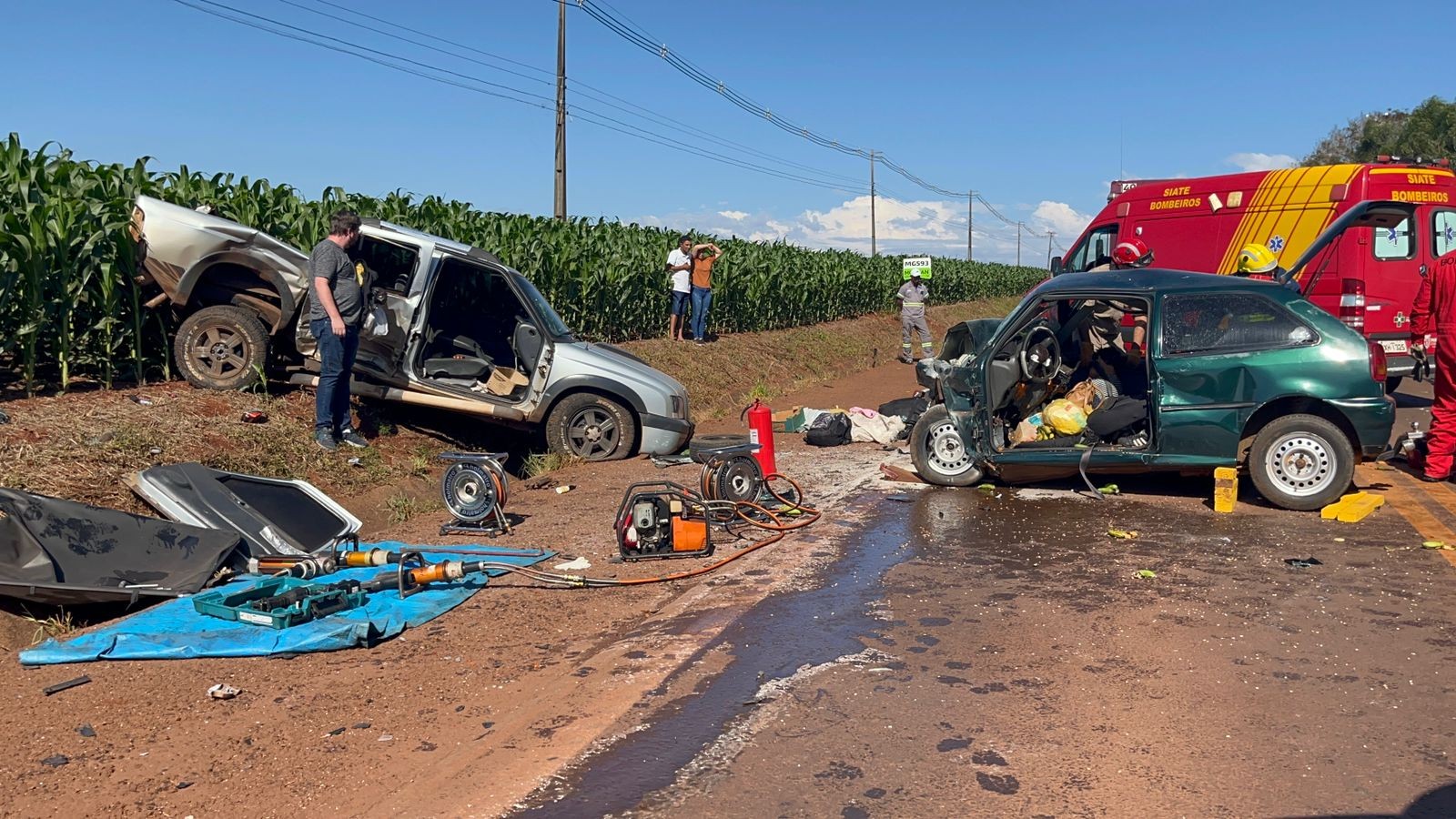 duas-mulheres-morrem-em-batida-frontal-entre-carro-e-caminhonete-na-pr-487-em-campo-mourao