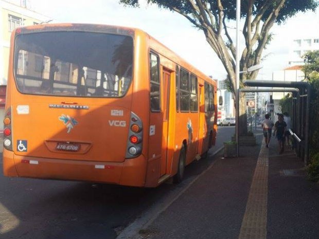 pai-e-preso-e-filha-apreendida-por-suspeita-de-roubo-de-r$-19-e-celular-dentro-de-onibus-do-transporte-publico-de-ponta-grossa