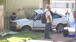 passageiro-morre-apos-motorista-de-carro-perder-controle-da-direcao,-subir-na-calcada-e-bater-em-grade-de-casa,-em-sarandi