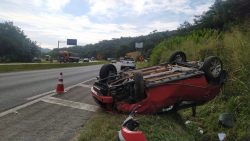 carro-capota-ao-ser-fechado-na-br-277-e-motorista-e-ejetado,-em-morretes;-estado-da-vitima-e-grave