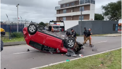 carro-de-familia-capota-apos-ser-atingido-por-motorista-bebado-que-fugia-da-policia-em-sao-jose-dos-pinhais