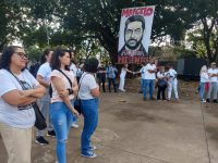 fotos:-familiares-e-amigos-realizam-ato-pela-paz-um-ano-apos-assassinato-de-tesoureiro-do-pt-por-bolsonarista,-em-foz-do-iguacu