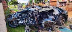 homem-morre-apos-ser-ejetado-de-veiculo-em-batida-violenta-em-angulo;-carro-ficou-destruido