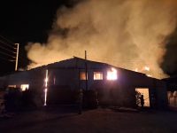 video:-fabrica-de-caixoes-e-consumida-por-incendio-durante-a-madrugada,-no-parana