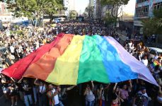 parada-da-diversidade-muda-transito-no-centro-civico-de-curitiba-neste-domingo-(25);-veja-ruas-bloqueadas