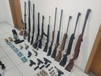 policia-apreende-armas-e-municoes-no-parana-e-investiga-se-material-foi-roubado-de-clube-de-tiro-de-sc