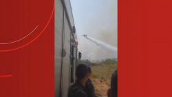 aviao-e-usado-para-ajudar-a-conter-incendio-proximo-a-deposito-de-explosivos-do-exercito-em-palmeira;-video