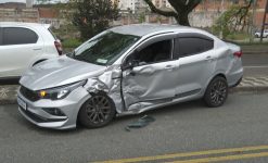 acidente-entre-carro-e-ambulancia-deixa-cinco-feridos-em-curitiba