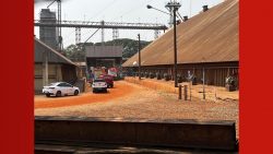 trabalhador-e-resgatado-apos-ficar-8-horas-soterrado-em-silo-de-graos-de-soja-em-maringa