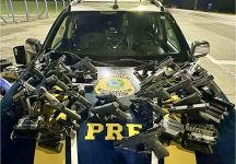 carro-usado-por-casal-com-crianca-preso-com-28-armas-de-diferentes-paises-era-alugado,-diz-prf