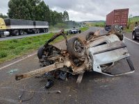 duas-pessoas-morrem-e-quatro-ficam-feridas-em-grave-acidente-entre-dois-carros-na-br-376,-em-ponta-grossa