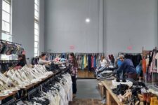 bazar-da-apae-tem-pecas-de-roupas-com-50%-de-desconto-em-curitiba;-veja-como-participar