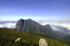 na-vespera-de-natal,-bombeiros-sao-acionados-para-resgatar-homem-que-ficou-com-a-‘coluna-travada’-no-cume-do-pico-parana