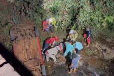 carro-perde-controle-e-despenca-de-ponte-em-zona-rural-do-parana