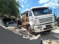 caminhao-sem-motorista-derruba-muro-e-invade-casa-com-quatro-moradores,-no-parana